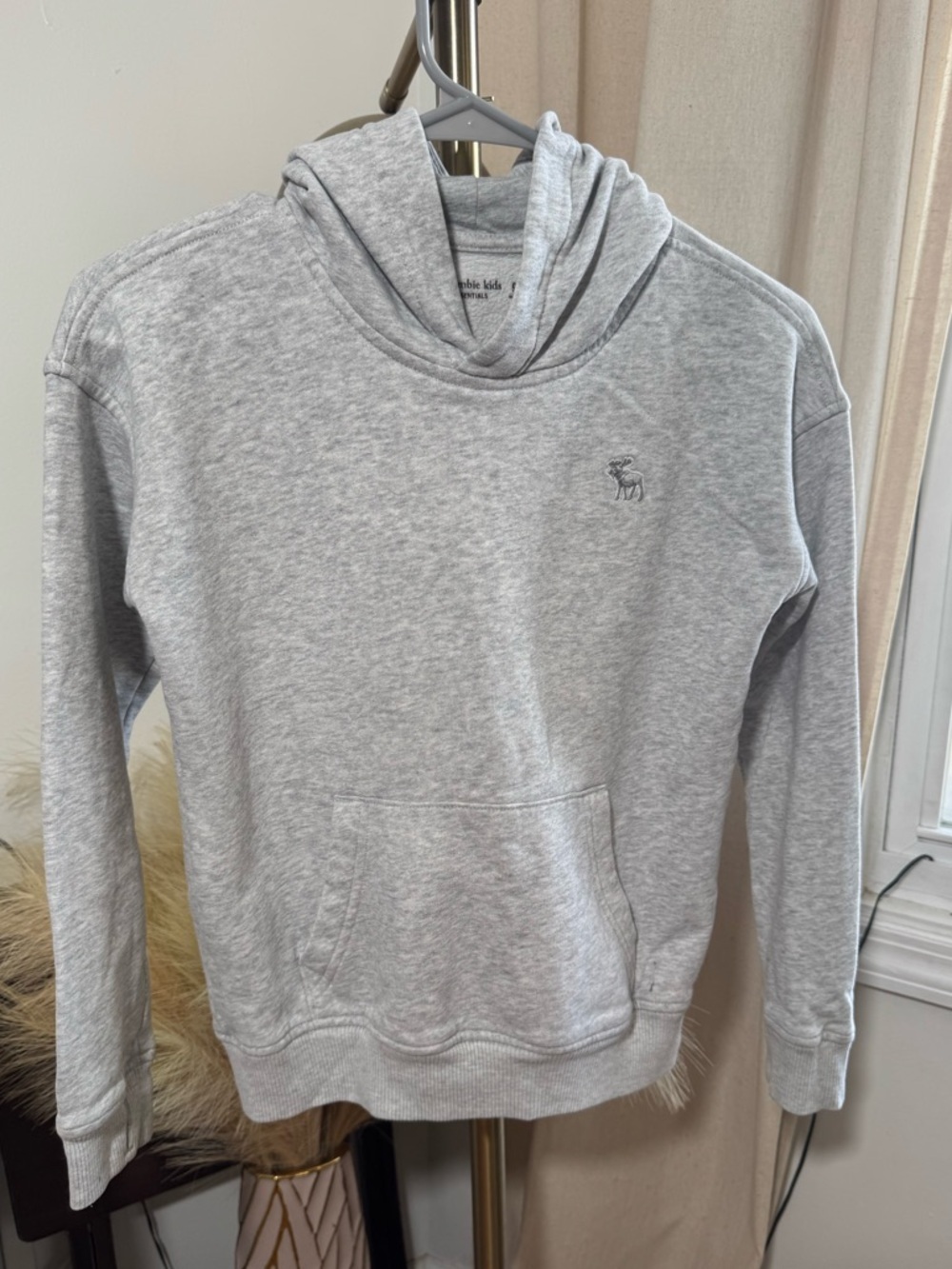 abercrombie kids Essential Icon Hoodie - Light Gray Heather | 9 / 10